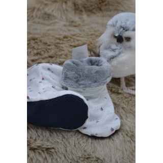 Chaussons bottes blanc motif bateaux intérieur gris