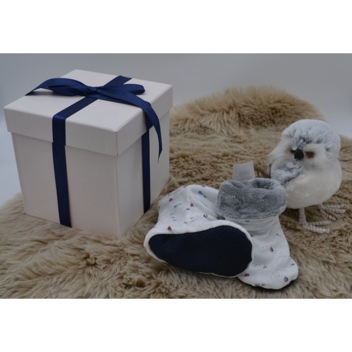 Chaussons bottes blanc motif bateaux intérieur gris