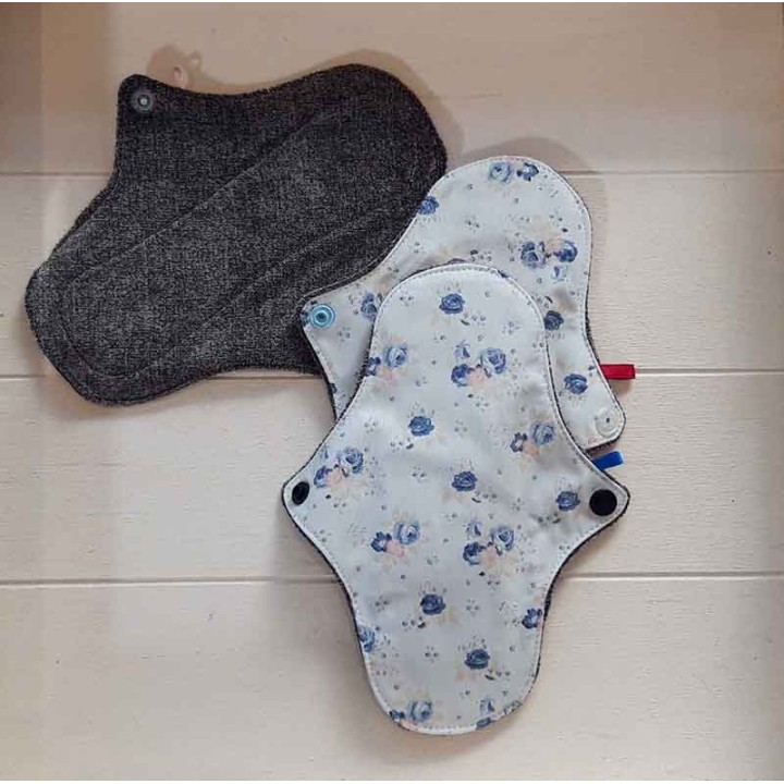 Serviette hygiénique lavable fleurs bleues