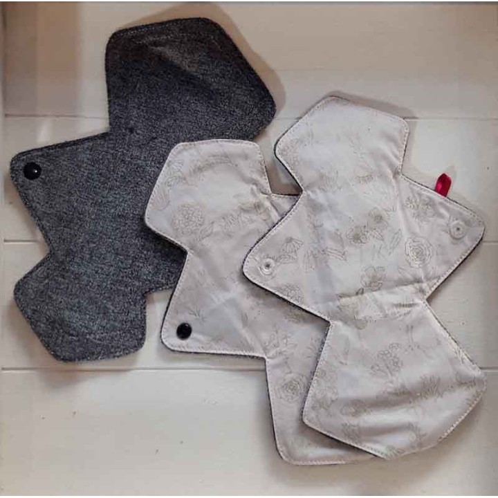 Serviette hygiénique lavable roses metalliques 3
