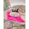 Doudou lapin Sacha taupe et fuchsia